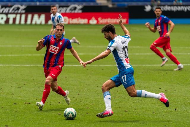 欧联杯室外气温-1℃ 曼联队长B费脱外套给球童